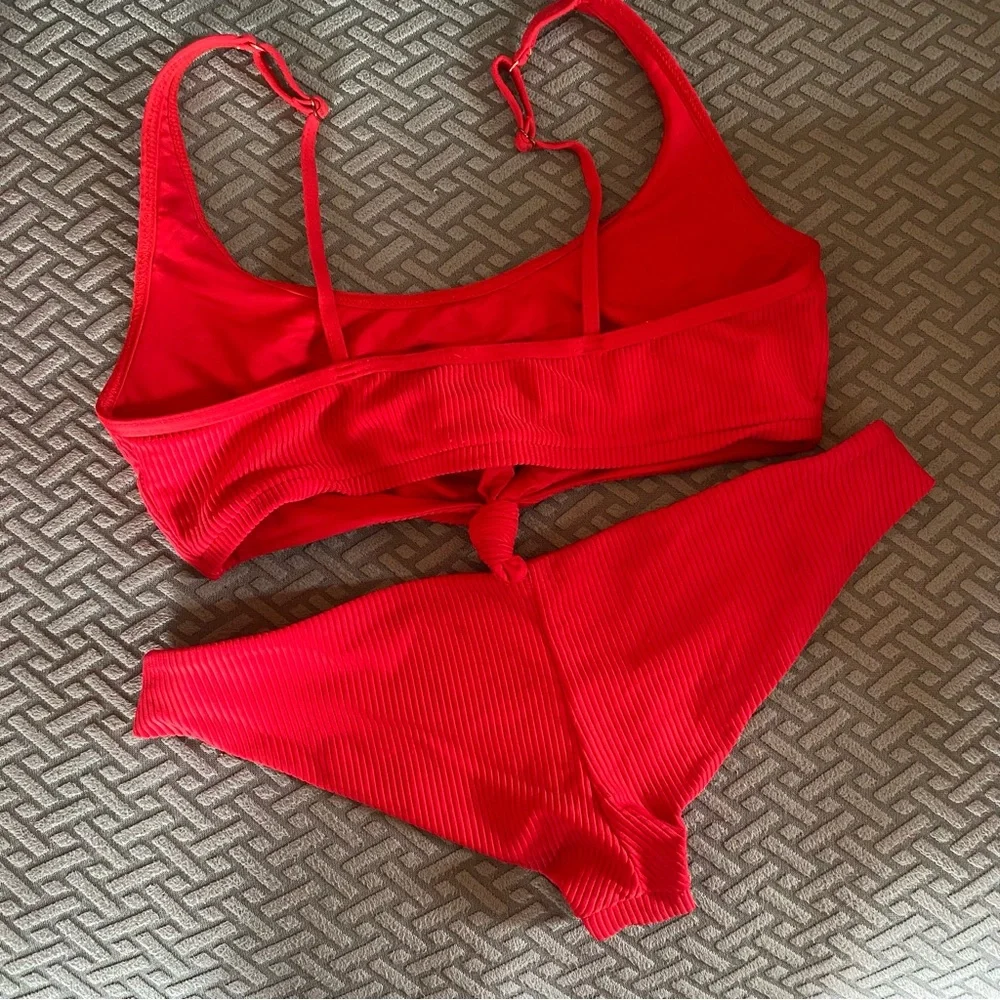Red Ribbed Knot-Front Bikini Set - Picture 4 of 8